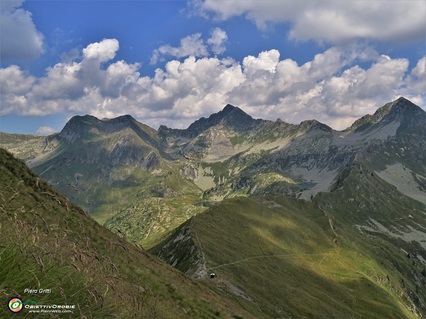 52 Bella vista sui Laghi di Porcile saliti stamattina e sulle cime soprstanti.JPG